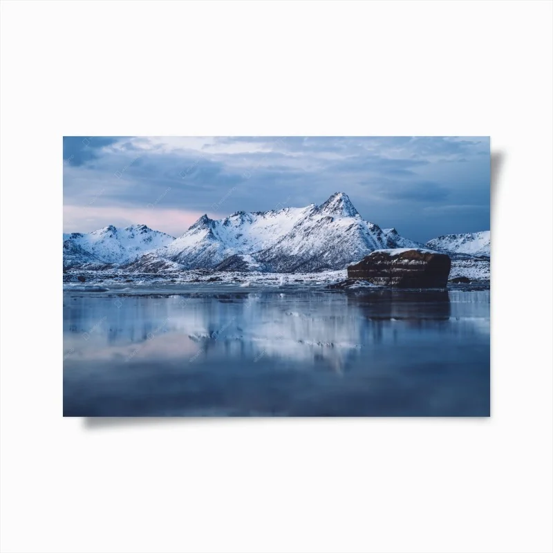 Póster paisaje invernal con montañas nevadas y reflejo
