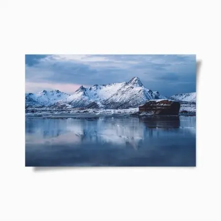 Póster paisaje invernal con montañas nevadas y reflejo – Pixers®