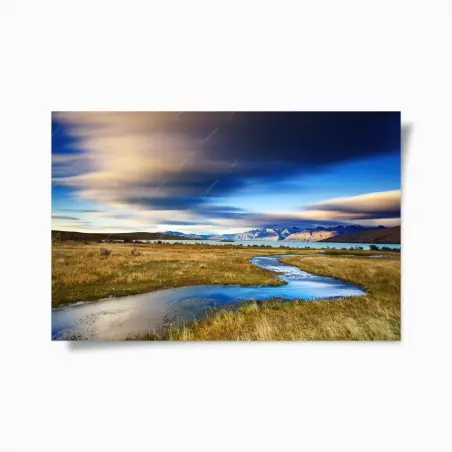 Póster paisaje sereno con arroyo y montañas – Pixers®