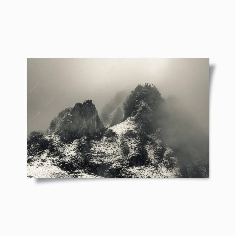 Póster paisaje montañoso nevado entre niebla