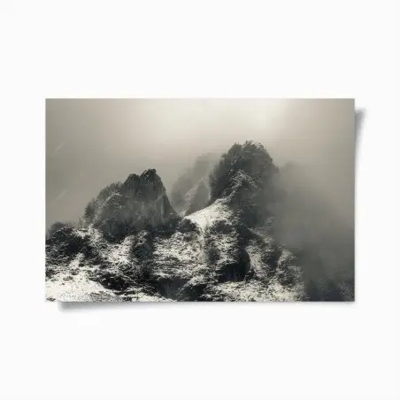 Póster paisaje montañoso nevado entre niebla – Pixers®