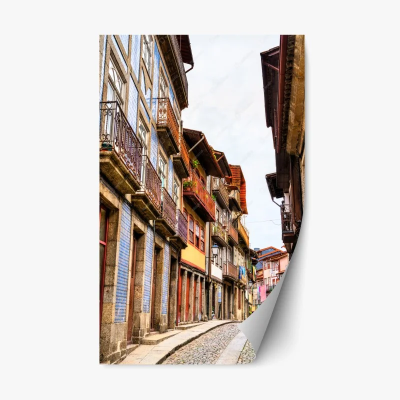 Pegatina reposicionable calle empedrada con fachadas coloridas y balcones tradicionales