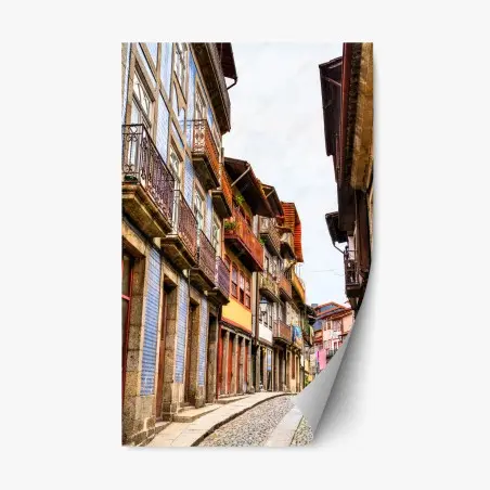 Pegatina reposicionable calle empedrada con fachadas coloridas y balcones tradicionales – Pixers®