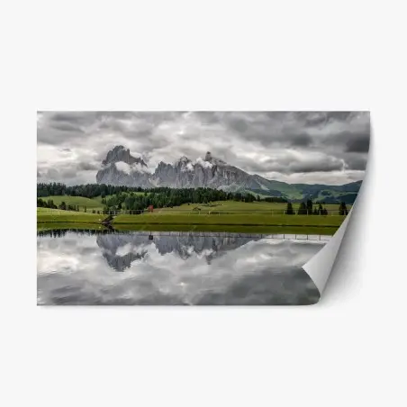 Pegatina reposicionable paisaje dramático en Alpe di Siusi, Dolomitas – Pixers®