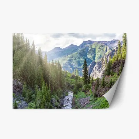 Pegatina reposicionable paisaje de montaña y valle con río entre pinos – Pixers®