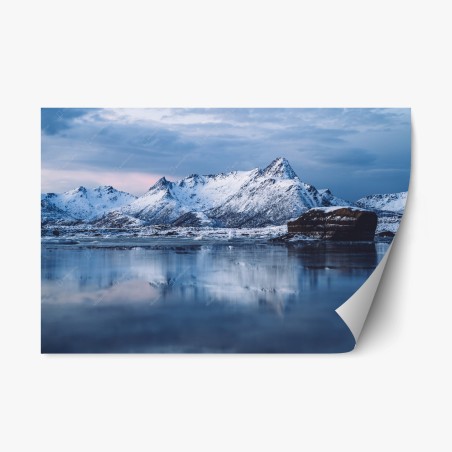 Pegatina reposicionable paisaje invernal con montañas nevadas y reflejo – Pixers®