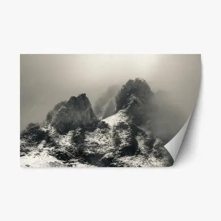 Pegatina reposicionable paisaje montañoso nevado entre niebla – Pixers®
