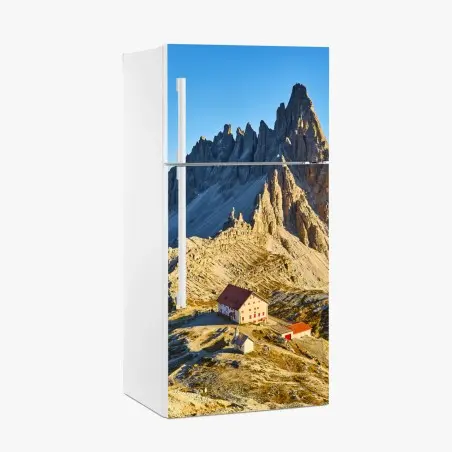 Pegatina para frigorífico refugio alpino bajo picos escarpados – Pixers®