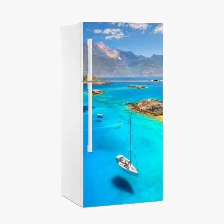 Pegatina para frigorífico velero sobre aguas turquesas y costa rocosa – Pixers®