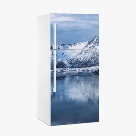 Pegatina para frigorífico paisaje invernal con montañas nevadas y reflejo – Pixers®