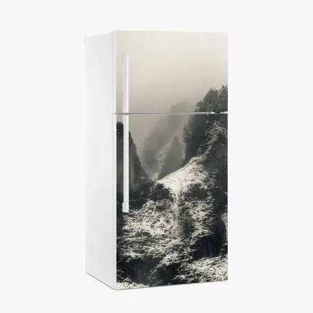 Pegatina para frigorífico paisaje montañoso nevado entre niebla – Pixers®