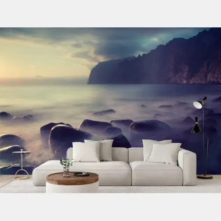 Fotomural bruma sobre la costa rocosa al atardecer – Pixers®