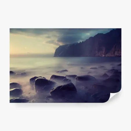 Fotomural bruma sobre la costa rocosa al atardecer – Pixers®
