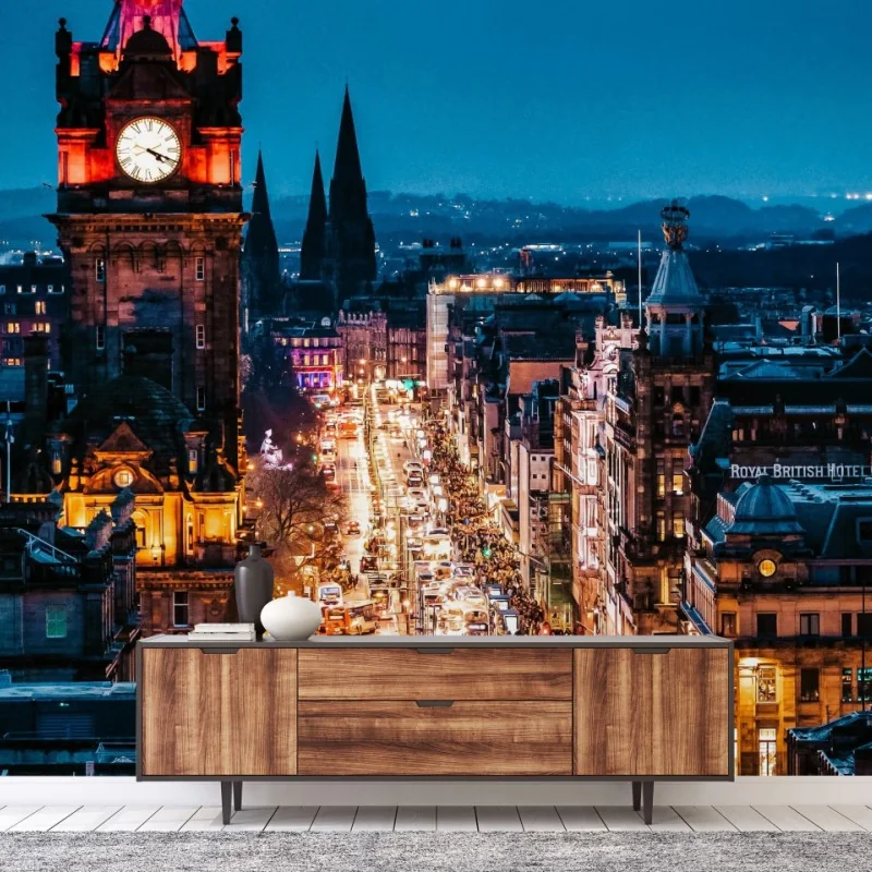 Fotomural nocturno en Edimburgo: calle principal iluminada con torre del reloj