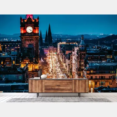 Fotomural nocturno en Edimburgo: calle principal iluminada con torre del reloj – Pixers®