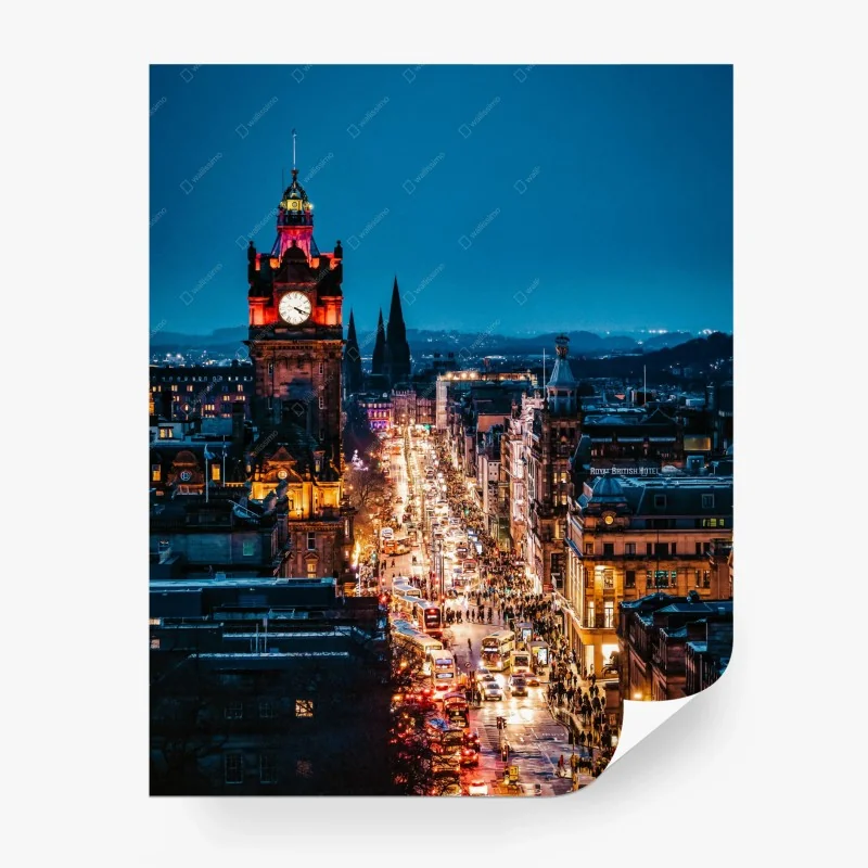 Fotomural nocturno en Edimburgo: calle principal iluminada con torre del reloj