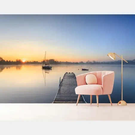 Fotomural muelle al amanecer sobre lago sereno – Pixers®