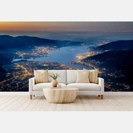 Fotomural paisaje nocturno sobre el lago iluminado – Pixers®