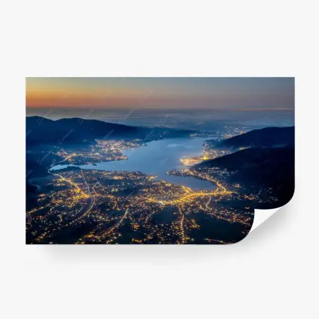 Fotomural paisaje nocturno sobre el lago iluminado – Pixers®