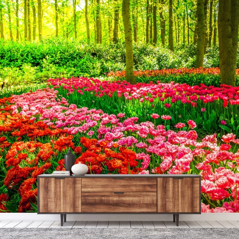 Fotomural alfombra de tulipanes en bosque primaveral
