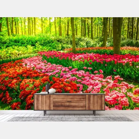 Fotomural alfombra de tulipanes en bosque primaveral – Pixers®