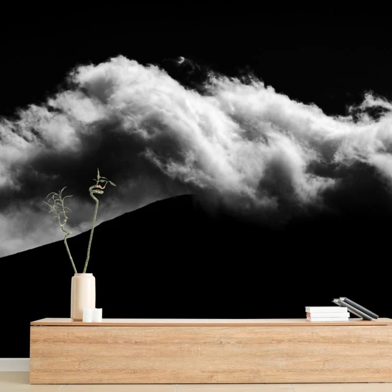Fotomural nubes dramáticas sobre silueta montañosa