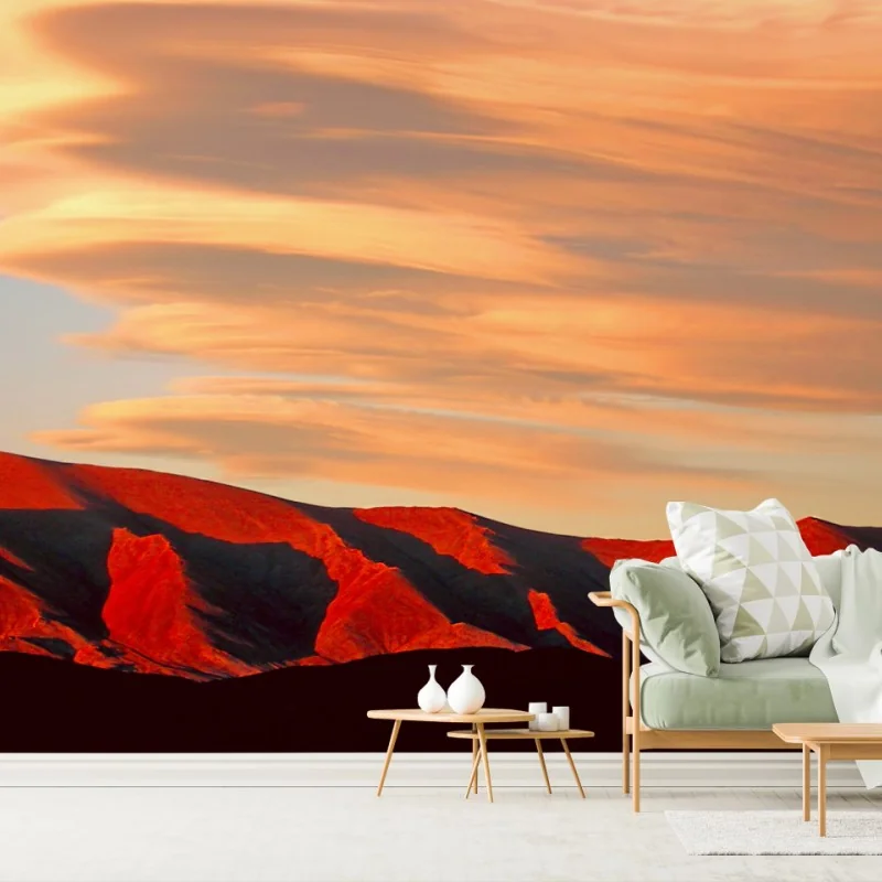 Fotomural atardecer sobre montañas rojizas y nubes lenticulares