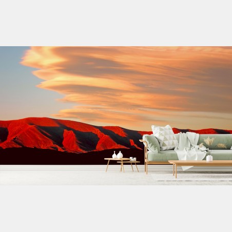 Fotomural atardecer sobre montañas rojizas y nubes lenticulares – Pixers®