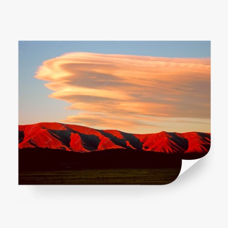 Fotomural atardecer sobre montañas rojizas y nubes lenticulares – Pixers®