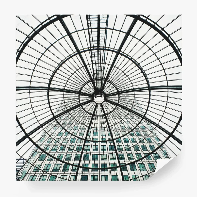 Fotomural cúpula geométrica sobre rascacielos moderno