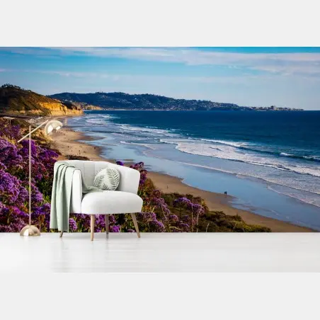 Fotomural litoral en flor: paisaje costero con flores moradas – Pixers®
