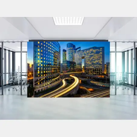Fotomural estelas de luz sobre la ciudad moderna – Pixers®