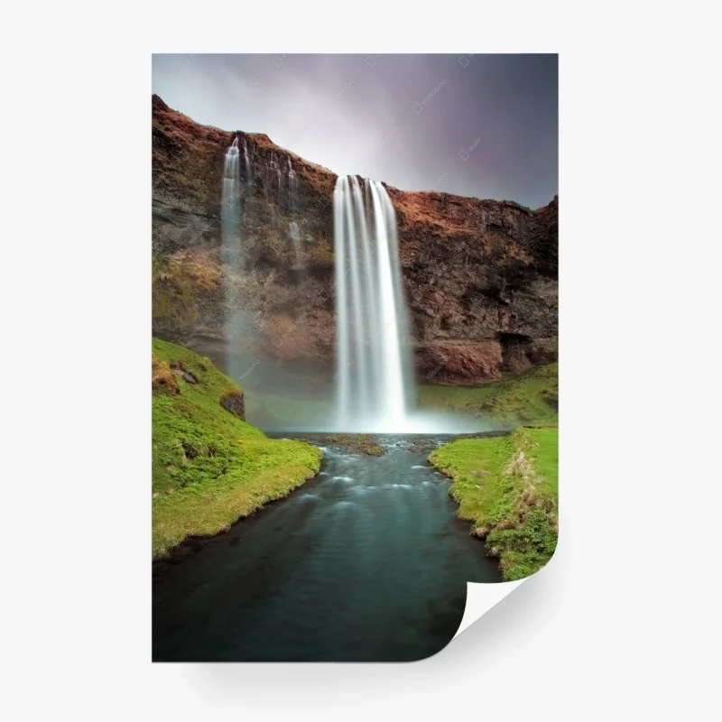 Fotomural cascada serena sobre acantilado y río