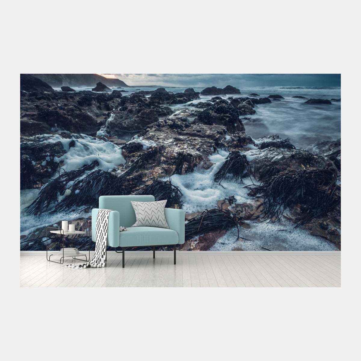 Fotomural costa rocosa con algas y mar tempestuoso – Pixers®