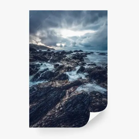 Fotomural costa rocosa con algas y mar tempestuoso – Pixers®