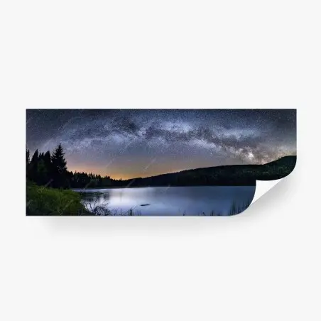 Fotomural arco de la Vía Láctea sobre lago tranquilo – Pixers®
