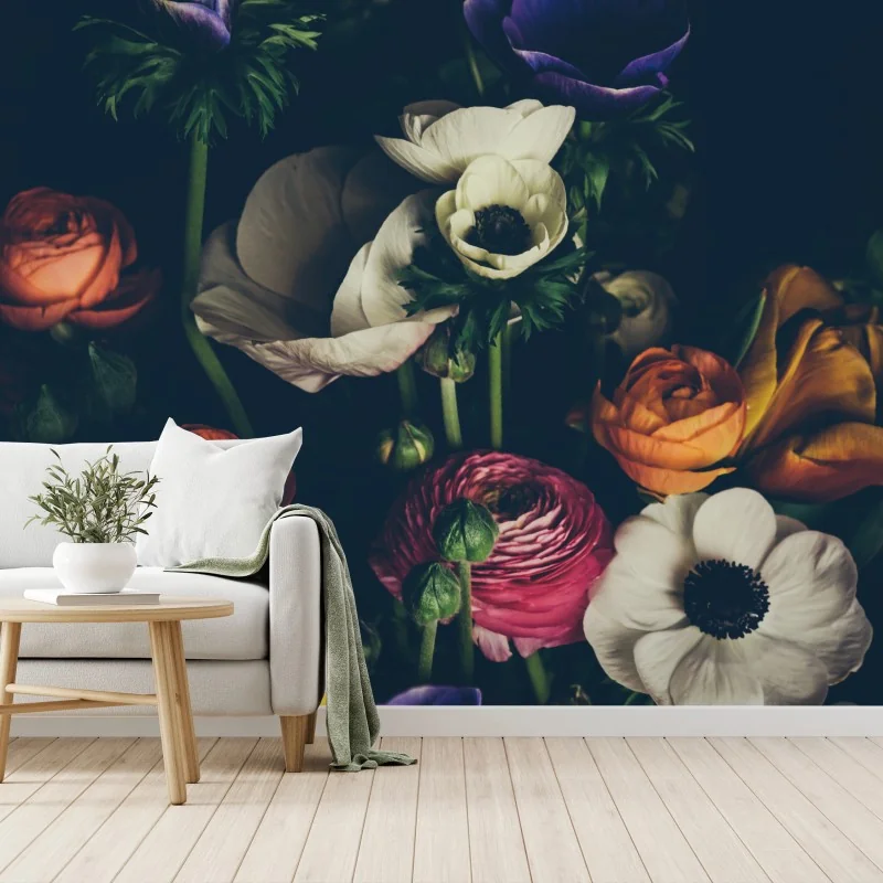 Fotomural arreglo floral en tonos intensos sobre fondo oscuro