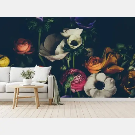 Fotomural arreglo floral en tonos intensos sobre fondo oscuro – Pixers®