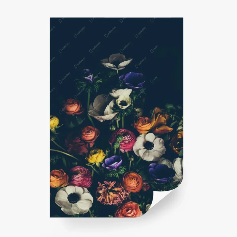 Fotomural arreglo floral en tonos intensos sobre fondo oscuro