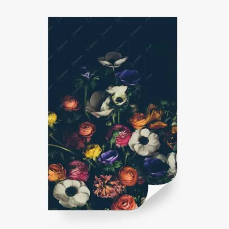 Fotomural arreglo floral en tonos intensos sobre fondo oscuro – Pixers®