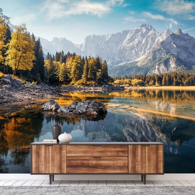 Fotomural lago de montaña en otoño con reflejos dorados