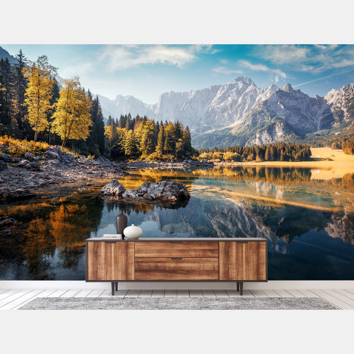Fotomural lago de montaña en otoño con reflejos dorados – Pixers®