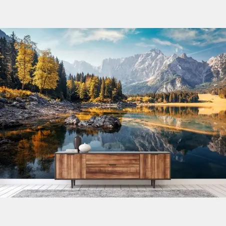 Fotomural lago de montaña en otoño con reflejos dorados – Pixers®