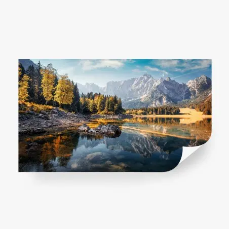 Fotomural lago de montaña en otoño con reflejos dorados – Pixers®