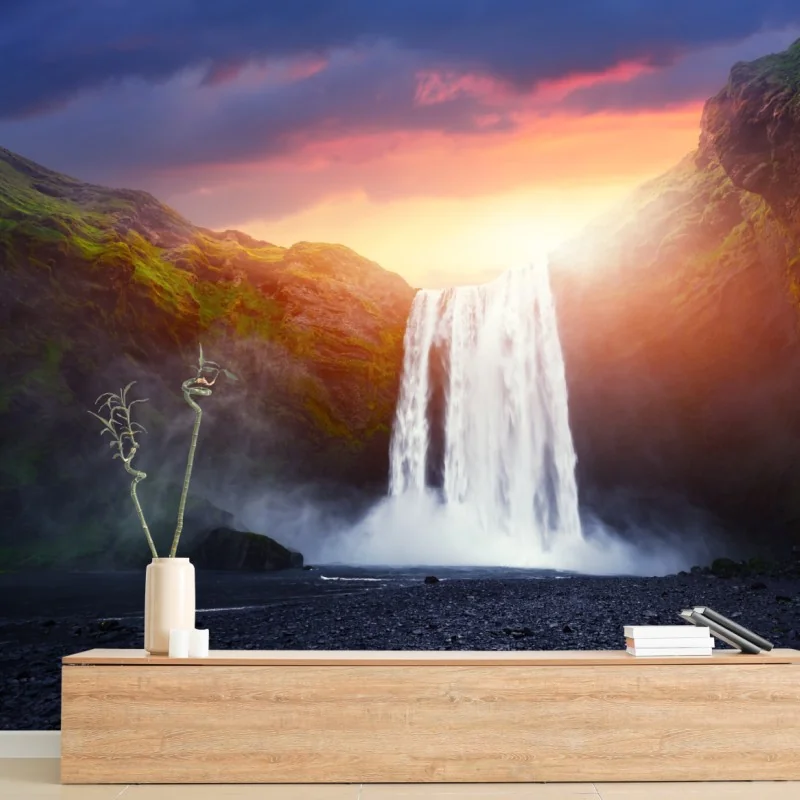 Fotomural cascada al atardecer entre acantilados