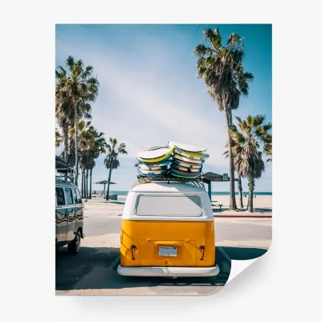 Fotomural furgoneta retro en la playa con tablas de surf – Pixers®