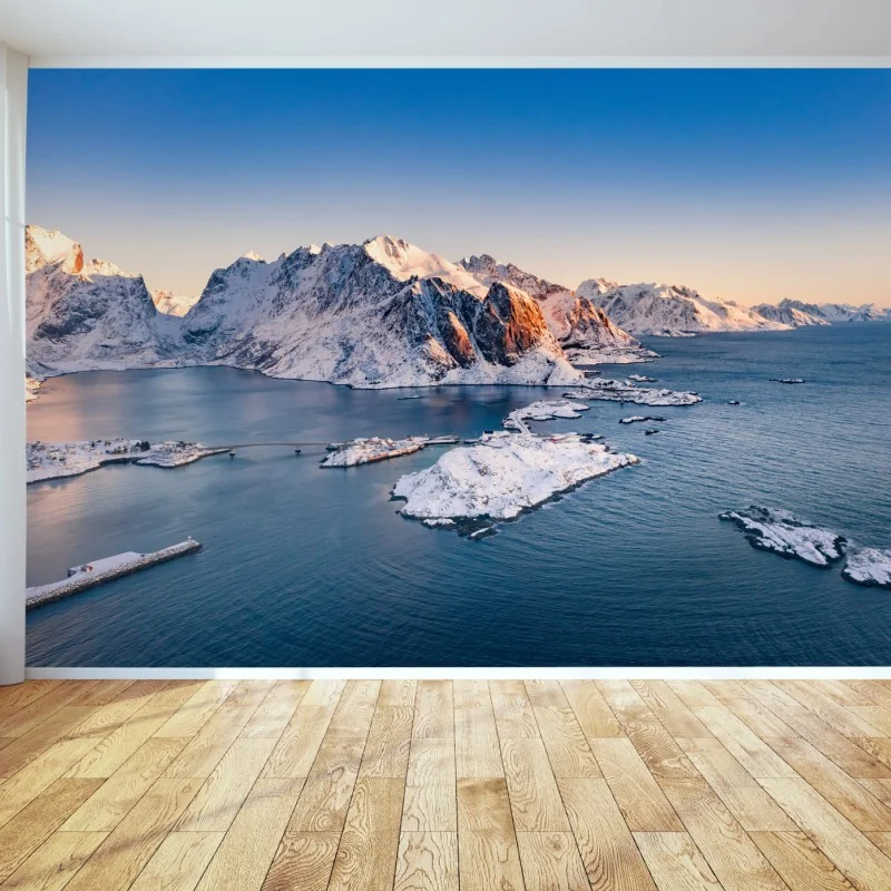 Fotomural paisaje invernal de montañas y fiordo al amanecer