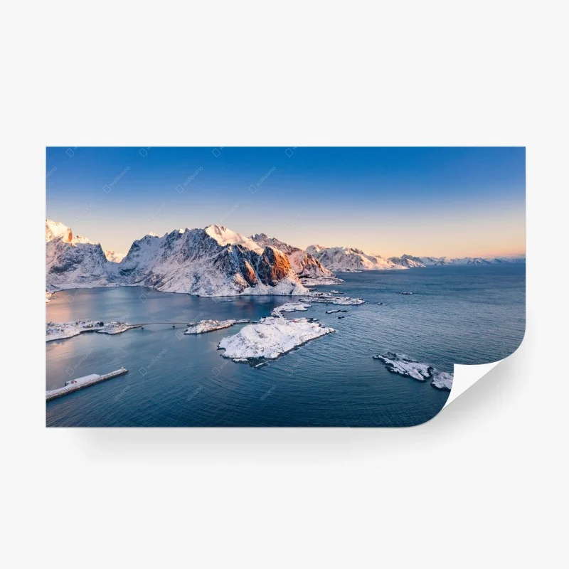Fotomural paisaje invernal de montañas y fiordo al amanecer
