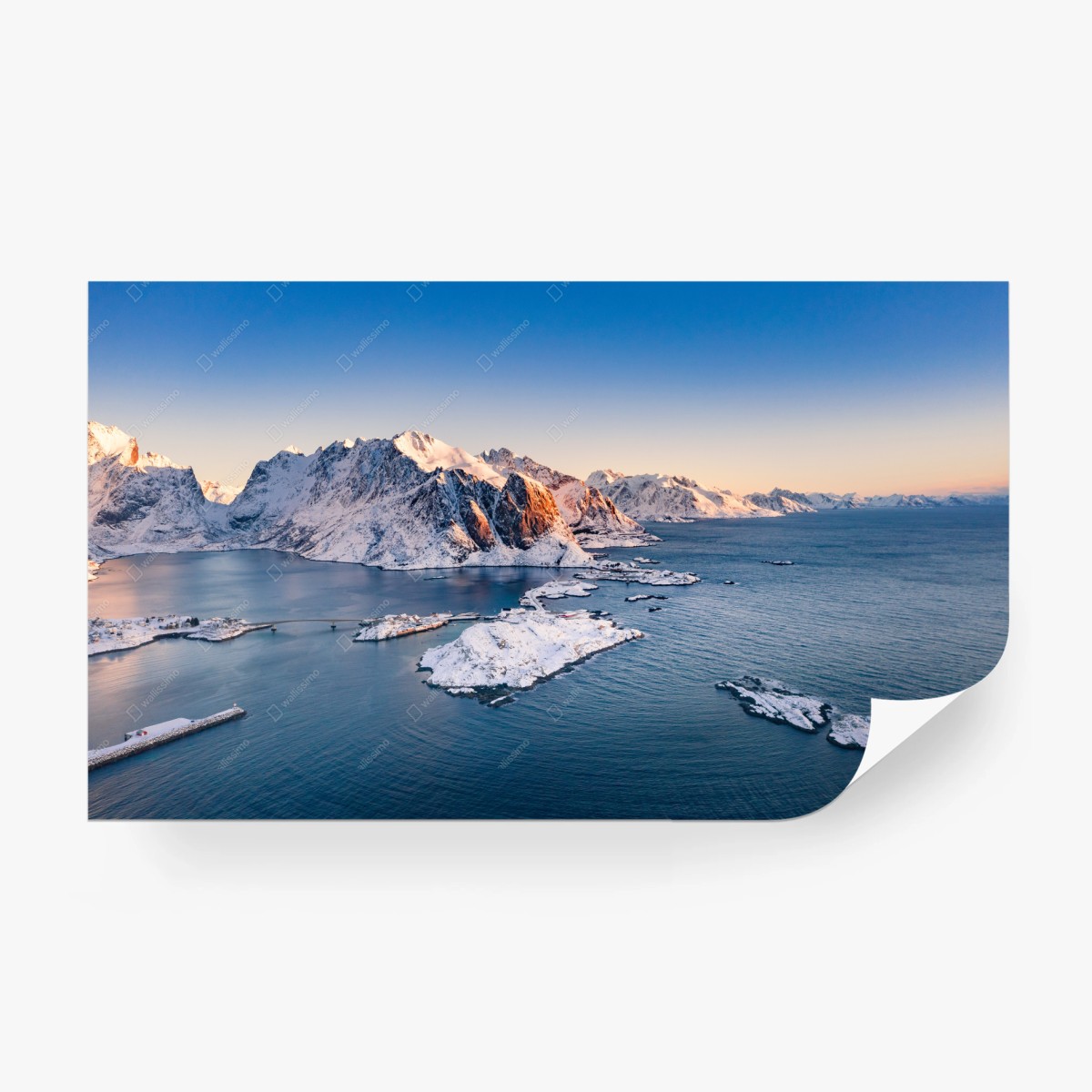 Fotomural paisaje invernal de montañas y fiordo al amanecer – Pixers®