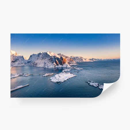 Fotomural paisaje invernal de montañas y fiordo al amanecer – Pixers®